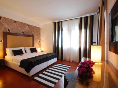Camera da letto elegante con arredi moderni e luci soffuse.