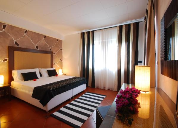 Camera da letto elegante con arredi moderni e luci soffuse.