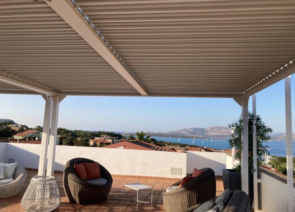Terrazza con vista mare e arredi moderni.