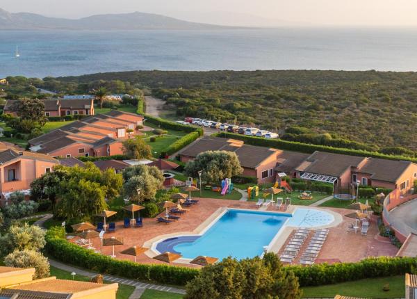 Resort con piscina, vista mare e villette immerse nel verde.