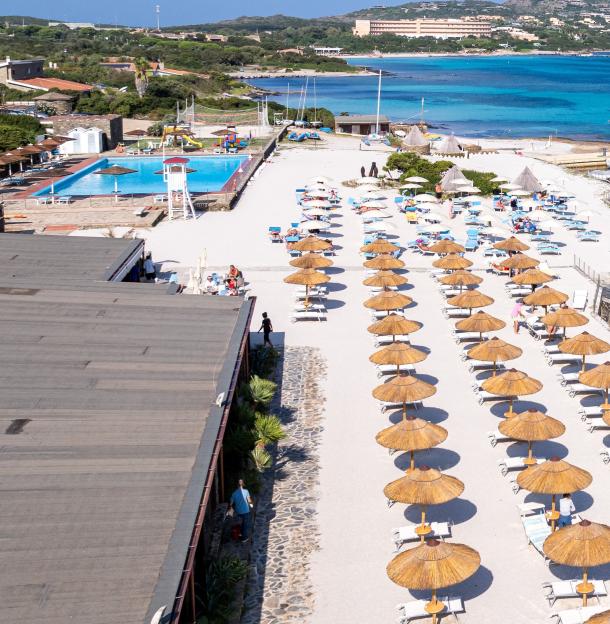 Spiaggia con ombrelloni e mare cristallino, atmosfera rilassante e serena.